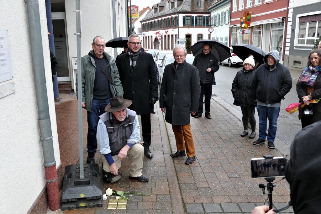 Stolpersteine in Germersheim werden verlegt. Im Bild u.a. Bürgermeister Markus Schaile, Gunter Demmig